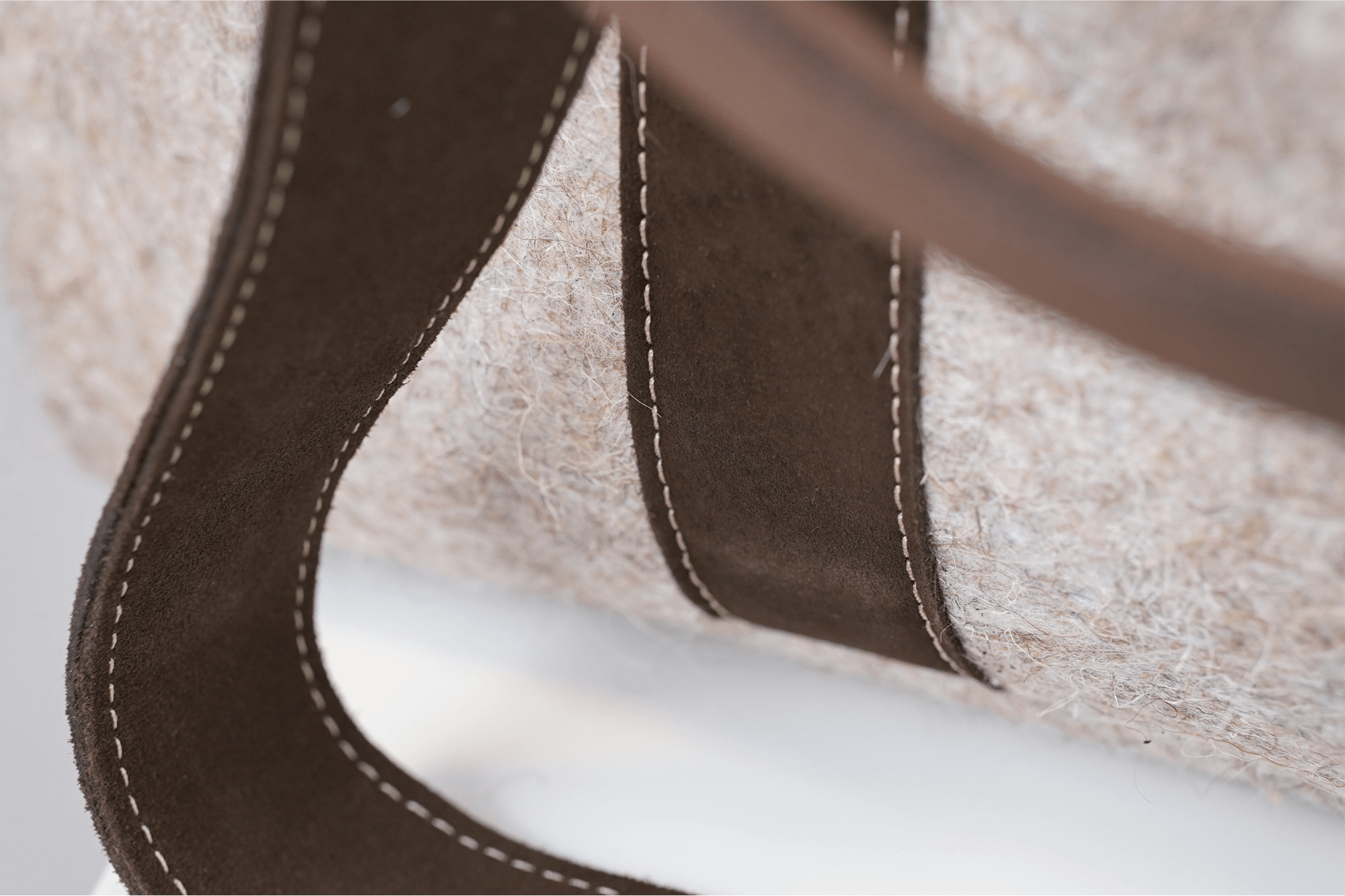 Detailaufnahme der Abnäher von Gretas Luxus-Lodentasche