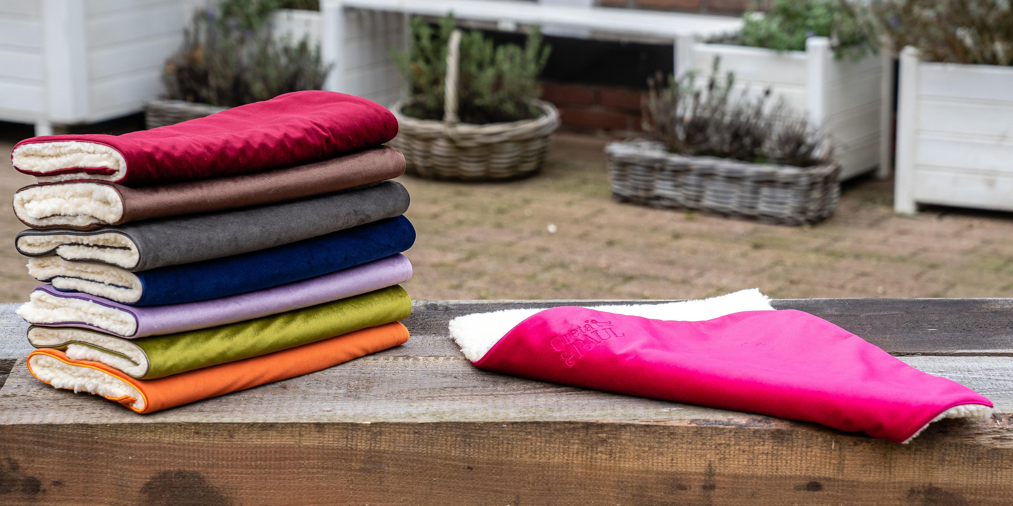 Kategoriebild für Hundedecken: Ein Stapel kuscheliger Greta & PAUL Hundedecken in vielen leuchtenden Farben.
