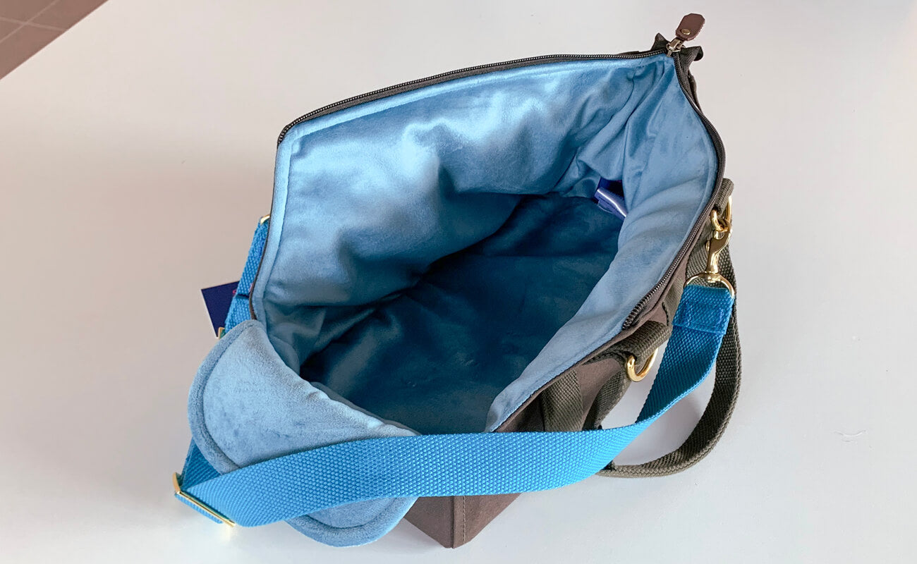 Puppy-World Tasche in Khaki mit pastellblauem Innenfutter.