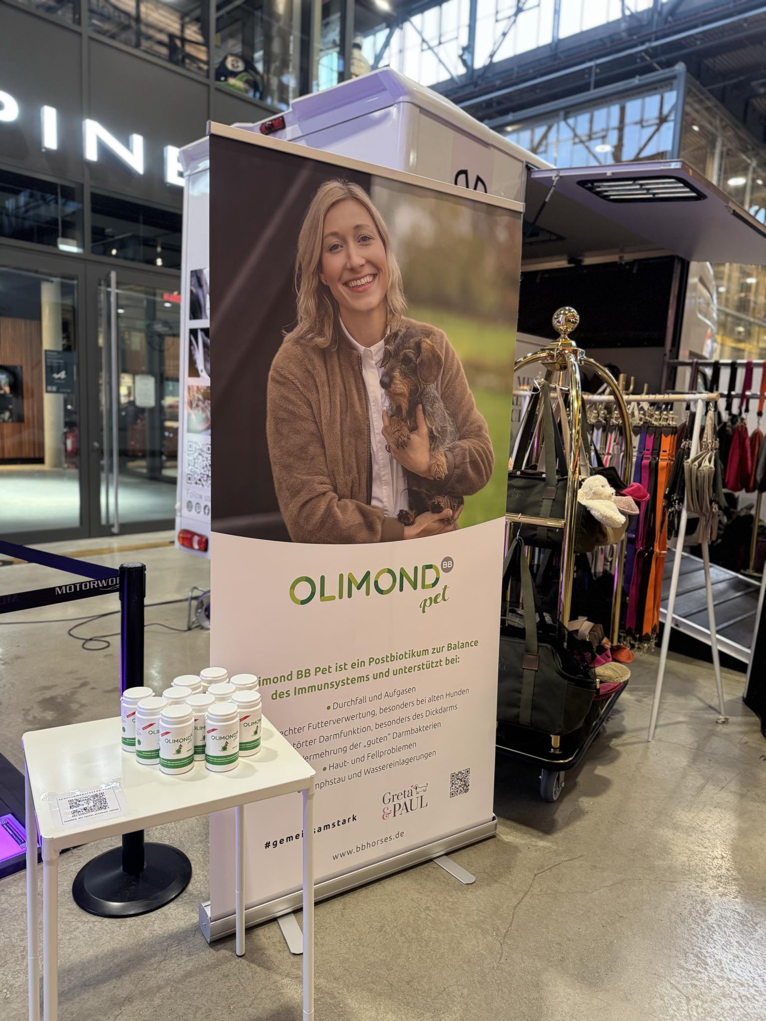 Olimond Werbebanner mit Greta & PAUL Inhaberin Julia auf einer Messe.