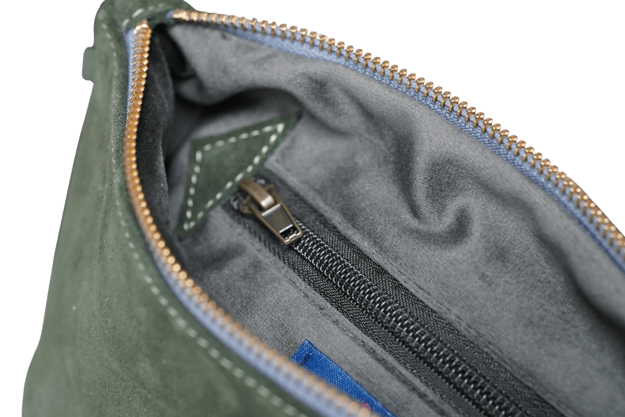 Detailaufnahme des Reißverschlusses der Khaki Greta & PAUL Clutch 'Stella Deluxe' mit anthrazitfarbenem Innenfutter