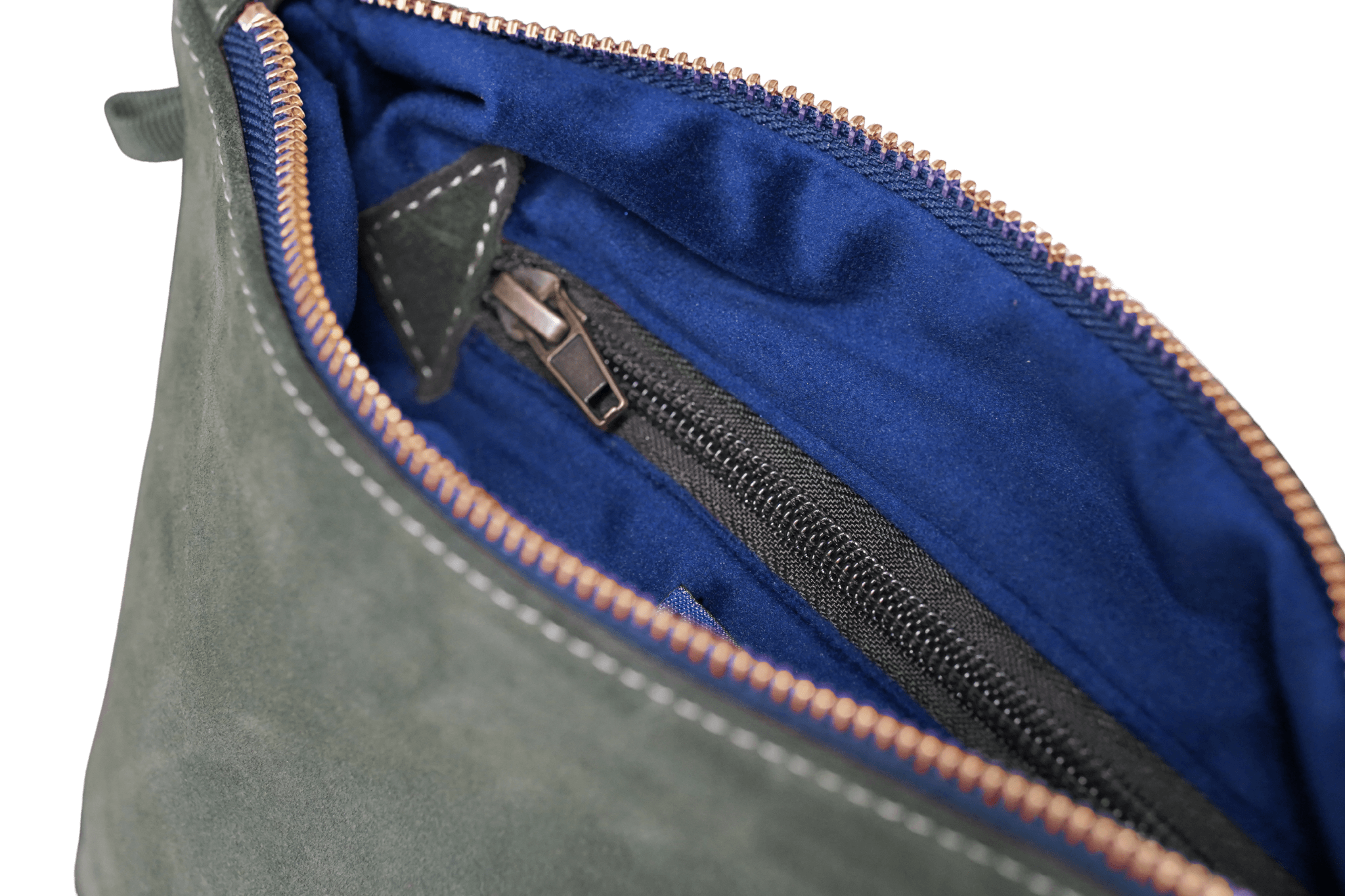 Detailaufnahme des Reißverschlusses mit königsblauem Innenfutter der Khaki Greta & PAUL Clutch 'Stella Deluxe'