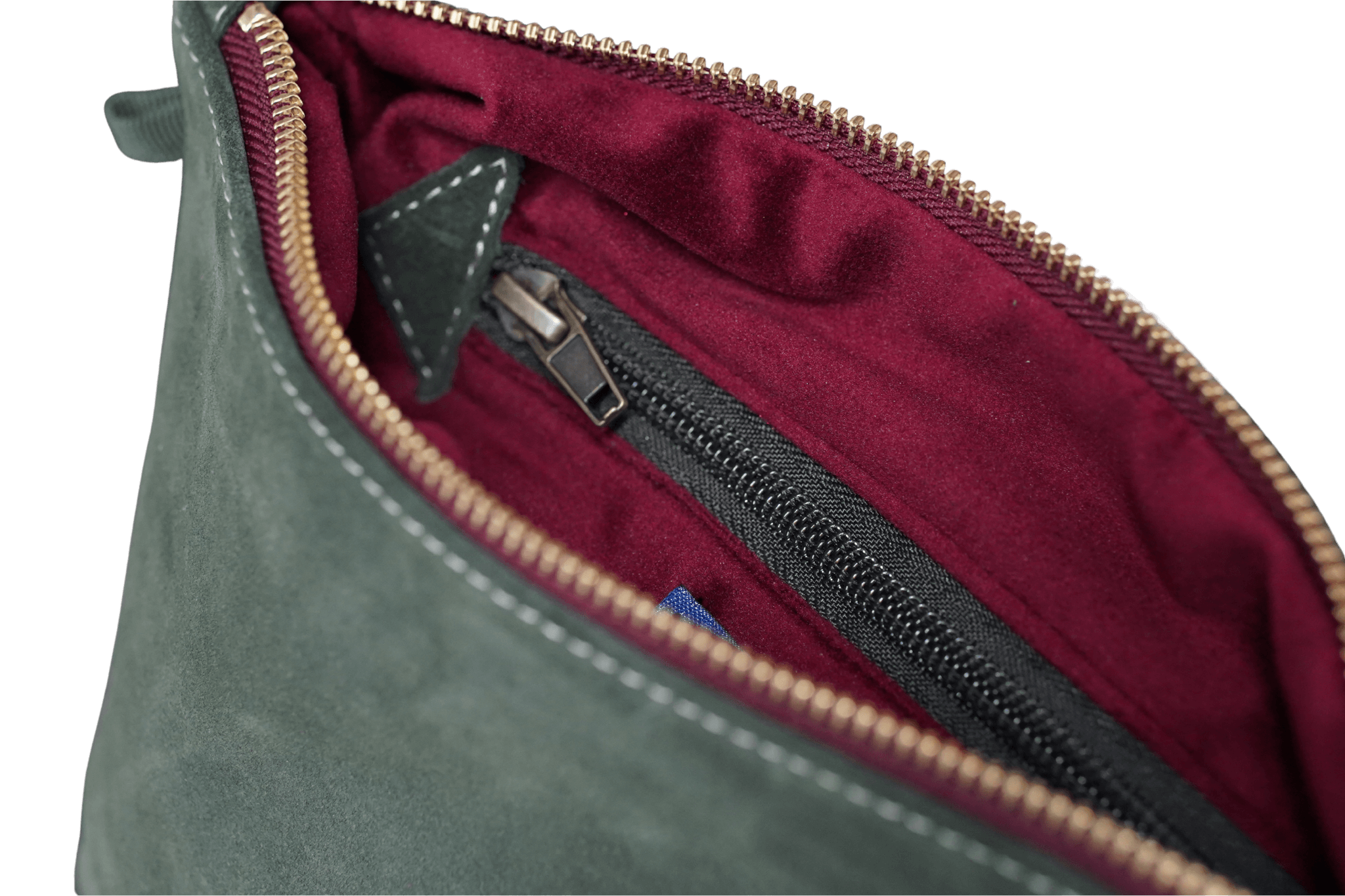 Detailaufnahme des Reißverschlusses der Khaki Greta & PAUL Clutch 'Stella Deluxe' mit very berry-farbenem Innenfutter