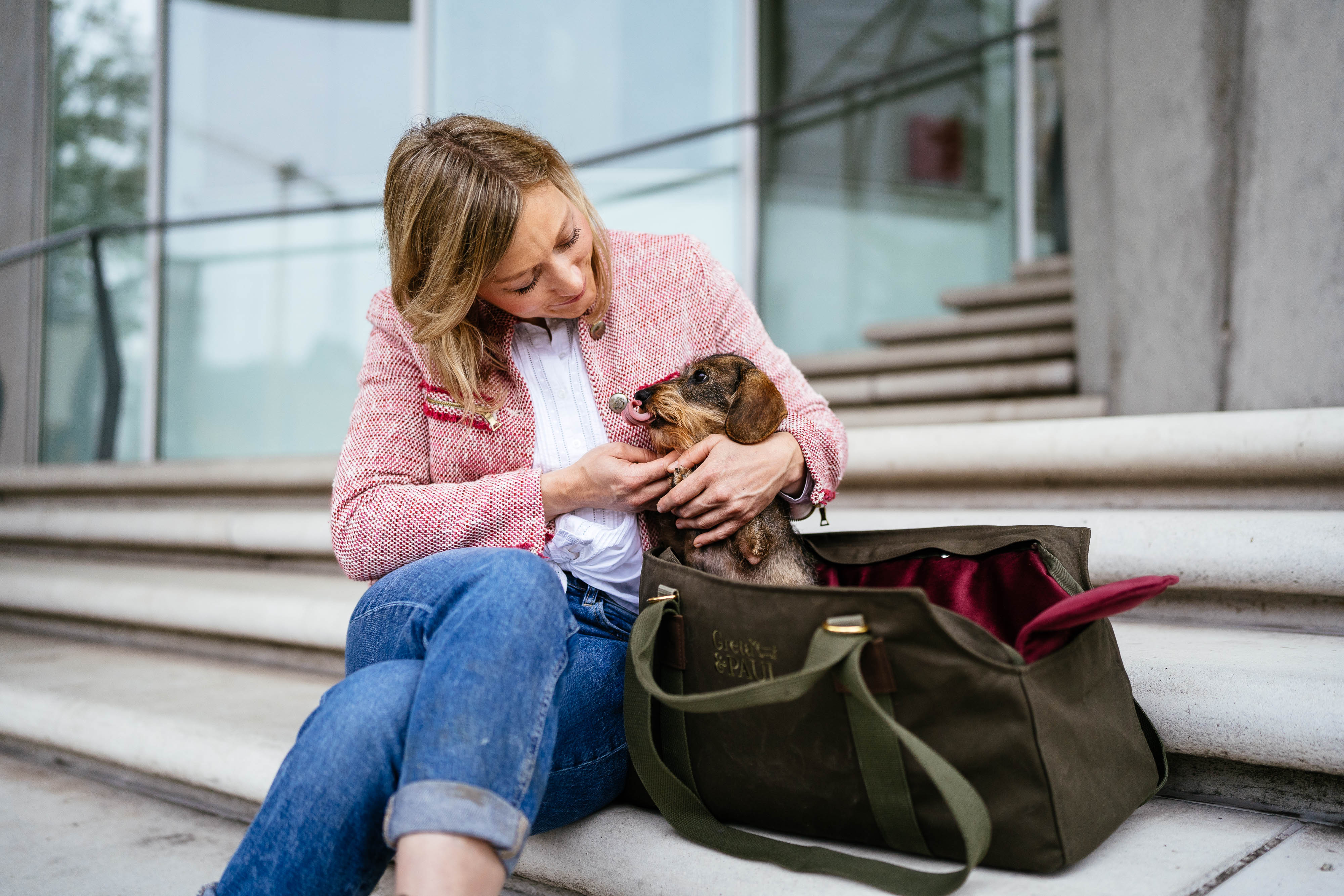 Julia mit ihrer Dackeldame "Gretchen" in einer khakifarbenen, handgefertigten Hundetasche von Greta & PAUL mit einem very-berry-farbenen Samt-Inlay.
