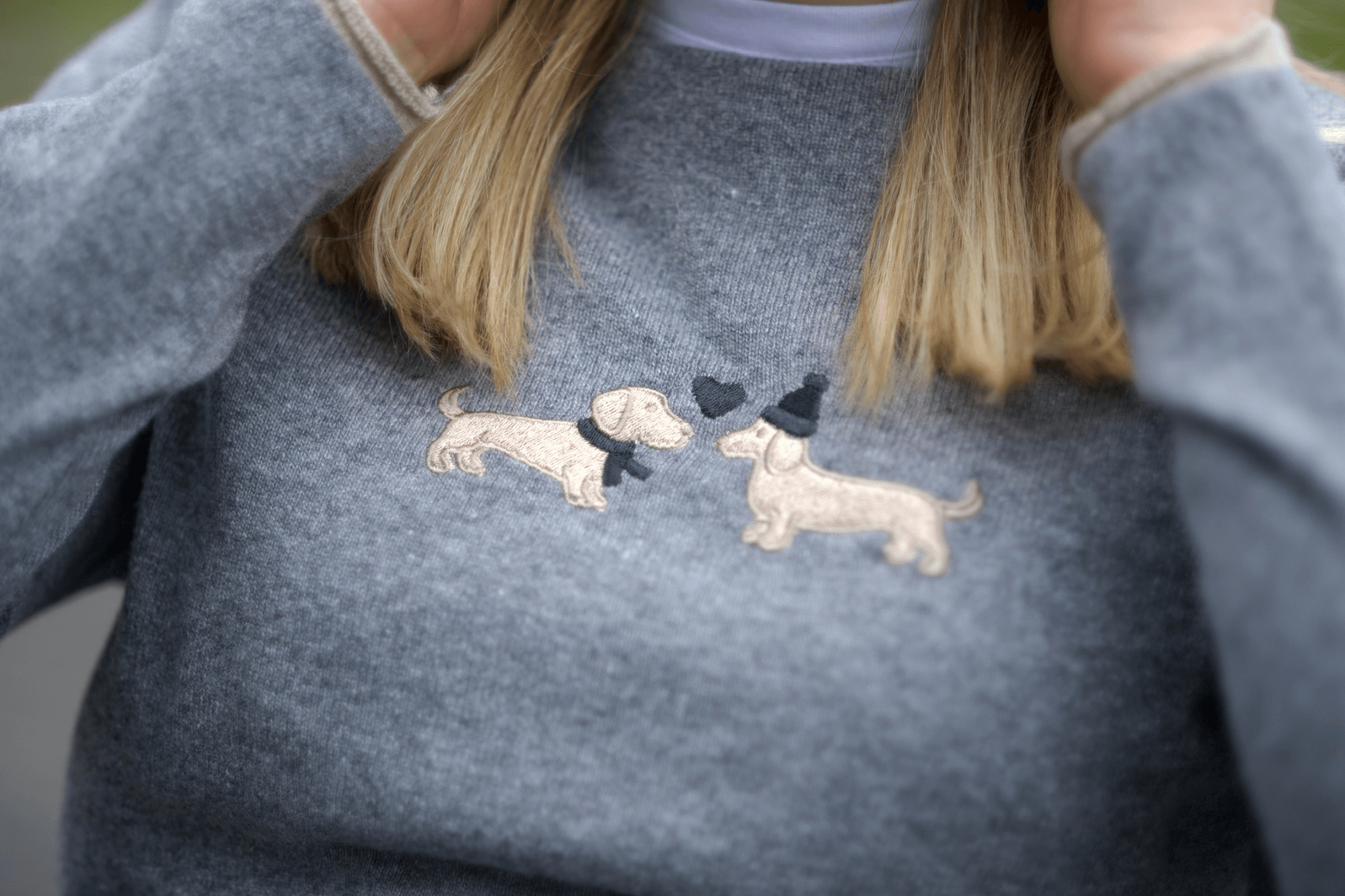 Detailaufnahme von Bestickung und Kragen von Gretas Dackelpullover in Grau