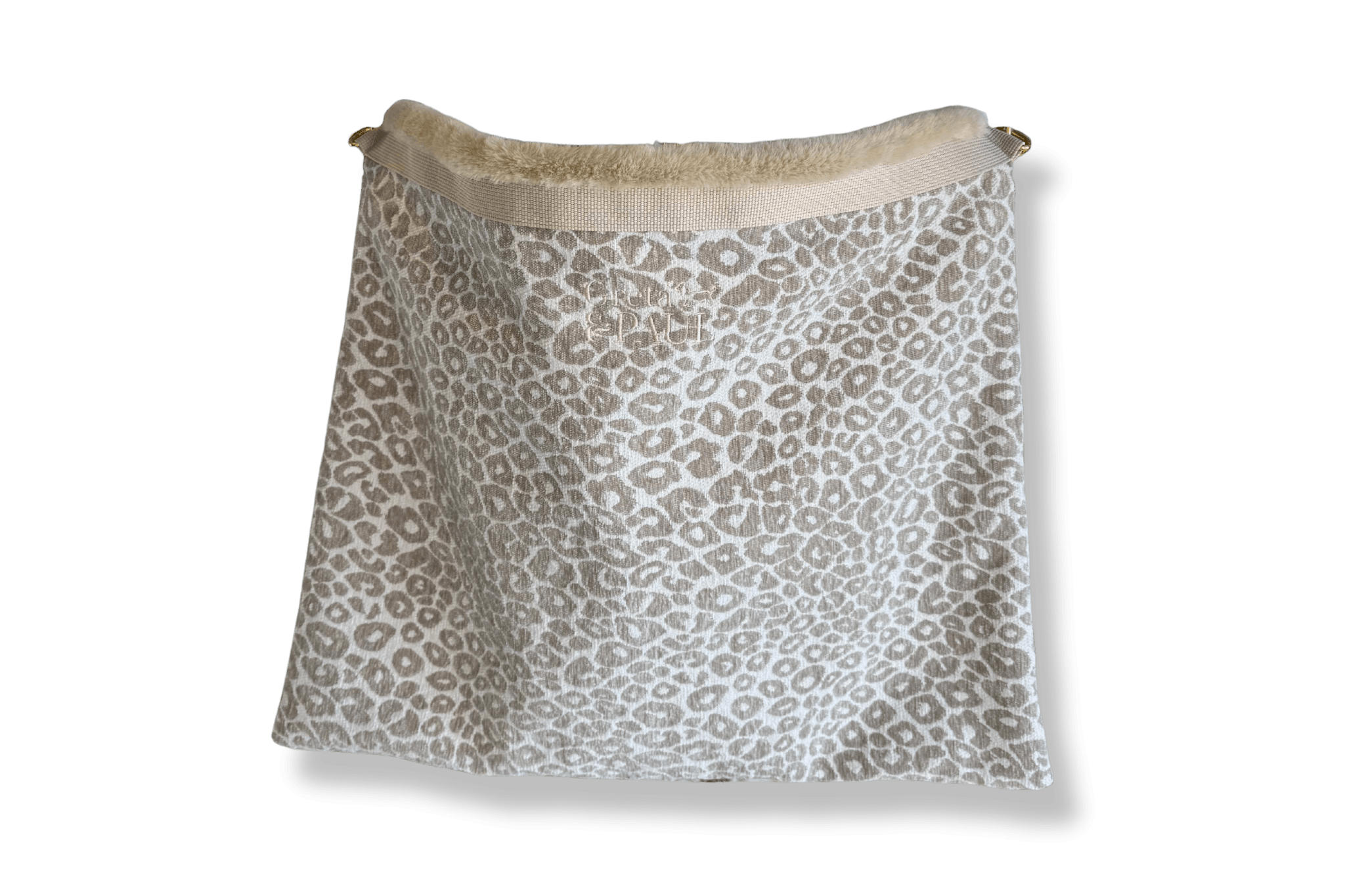 Greta & PAUL 3-in-1 Säckchen in Wild-Leo Sand-Flausch mit Logostickerei.