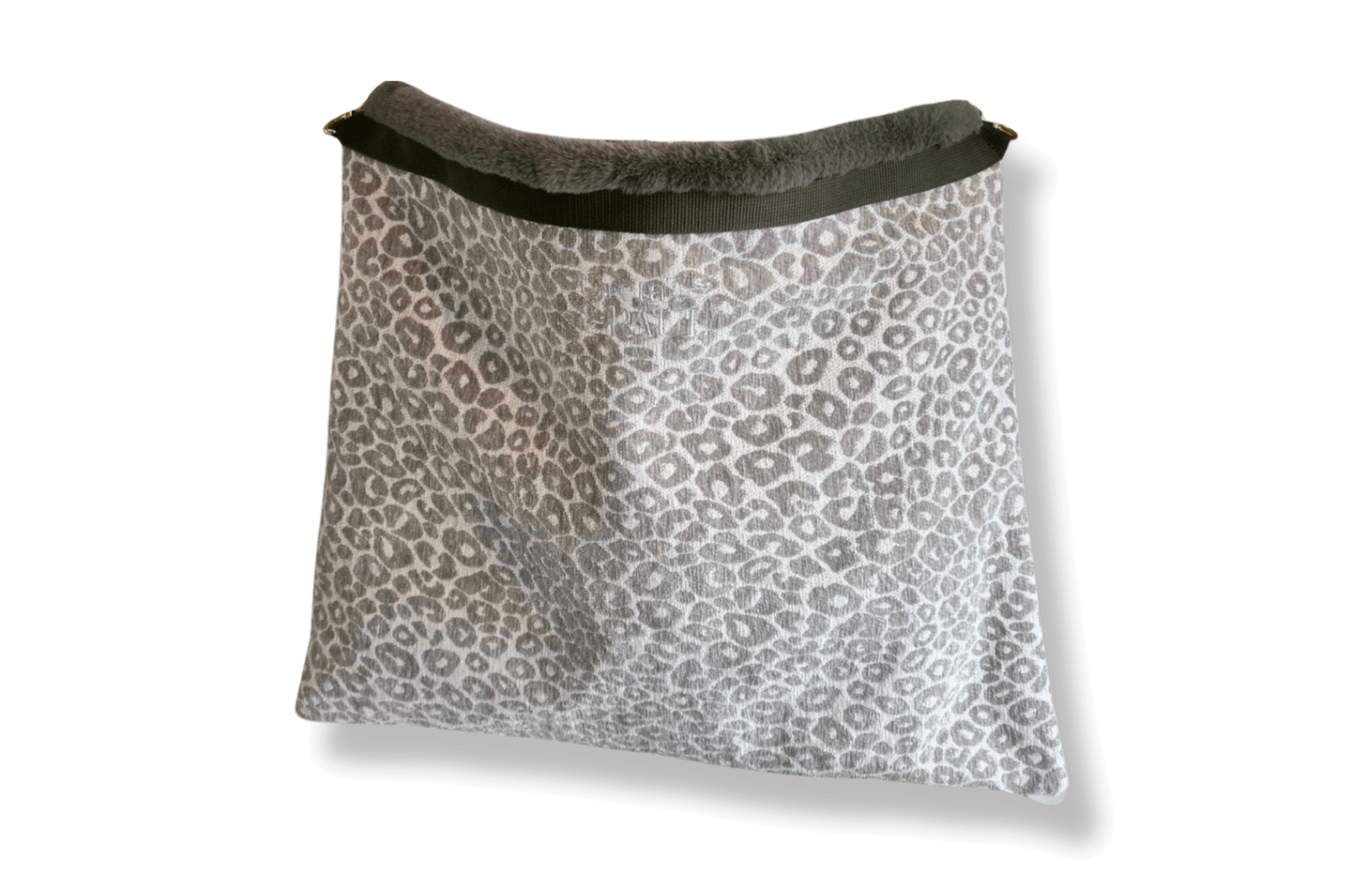 Greta & PAUL 3-in-1 Säckchen in Wild-Leo Stone-Flausch mit Logostickerei.