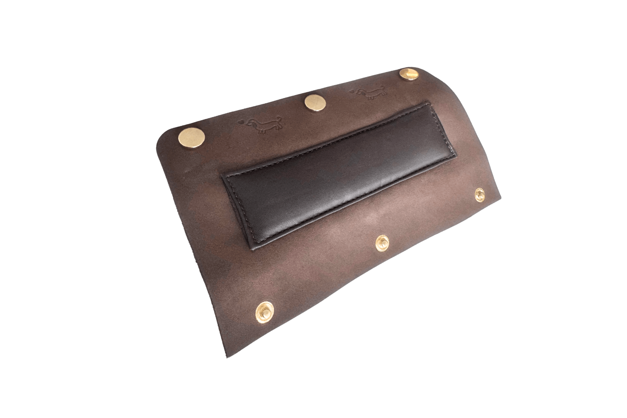 Ein komplett aufgeklappter Nachrüstgriff aus dunkelbraunem Leder. Man blickt auf die äußere Lederseite: In der Mitte befindet sich ein aufgenähtes, rechteckiges Polster. An der oberen Kante sind drei Messing-Druckknöpfe mit zwei dazwischenliegenden Dackel-Motiven zu sehen, an der unteren Kante die drei Gegenstücke der Druckknöpfe.