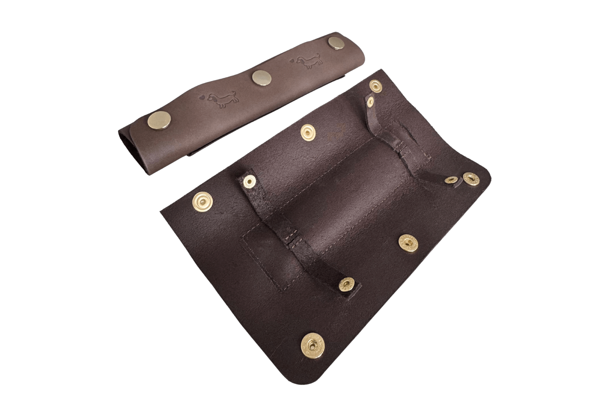 Freigestellte Ansicht von zwei dunkelbraunen Nachrüstgriffen aus Leder. Der obere Griff ist geschlossen und zeigt drei messingfarbene Druckknöpfe sowie Dackel-Motive. Der untere Griff liegt aufgeklappt und zeigt die Innenseite mit Lederlaschen zur Befestigung und die Innenteile der Druckknöpfe.