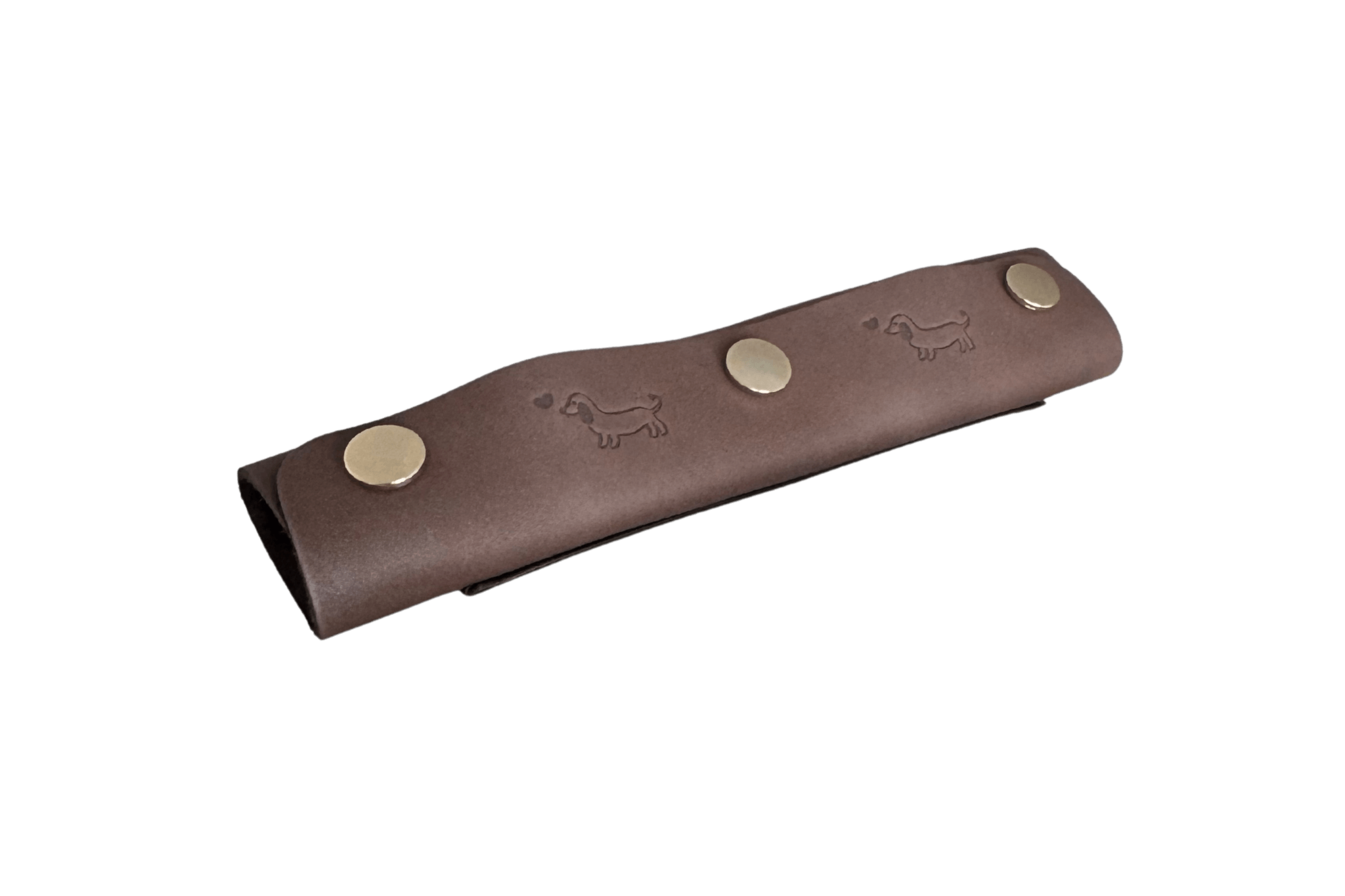 Dunkelbraunes Schulterpolster aus Leder mit drei messingfarbenen Druckknöpfen und niedlicher Dackel-Prägung von Greta & PAUL.