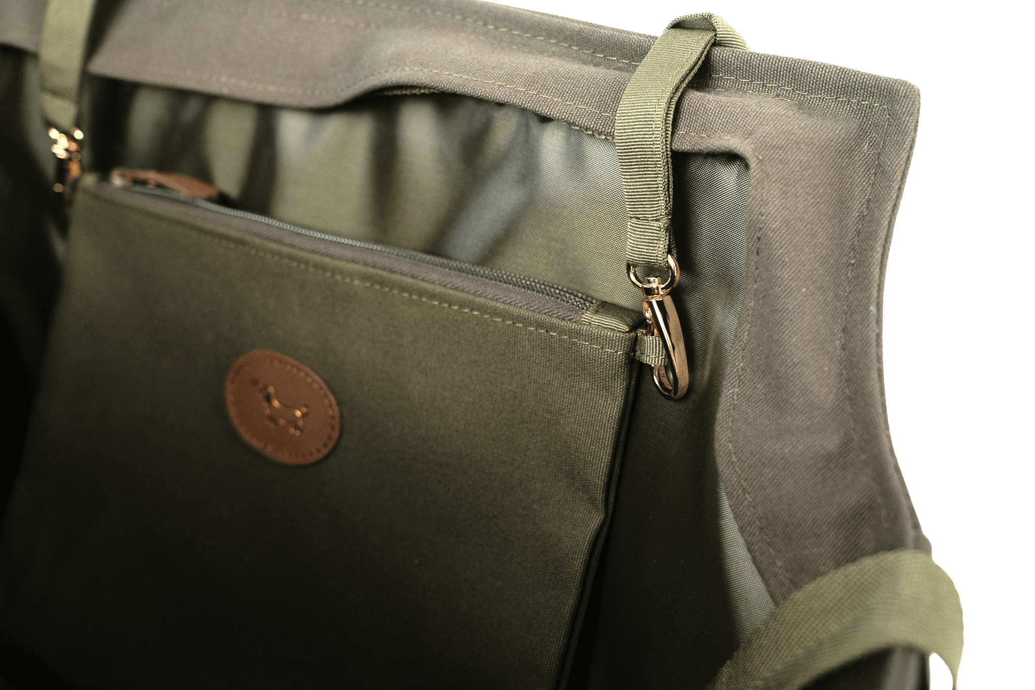 Nahaufnahme von Gretas Secret Täschchen in Khaki, die die Befestigung in Gretas Premium-Hundetasche zeigt