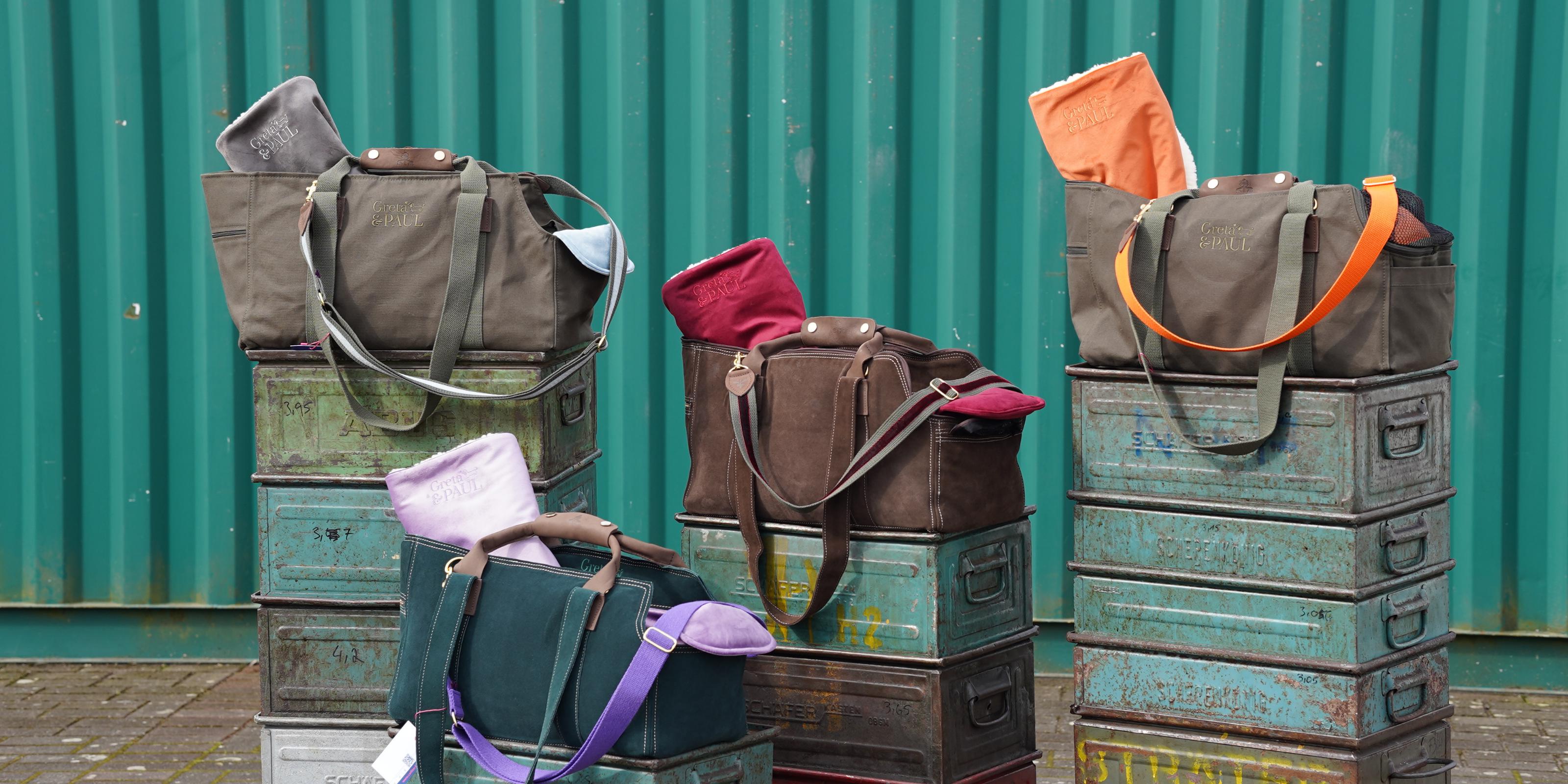 Kategoriebild für alle GRETA & PAUL Produkte: Eine Auswahl handgefertigter Hundetaschen in urbanem Stil.
