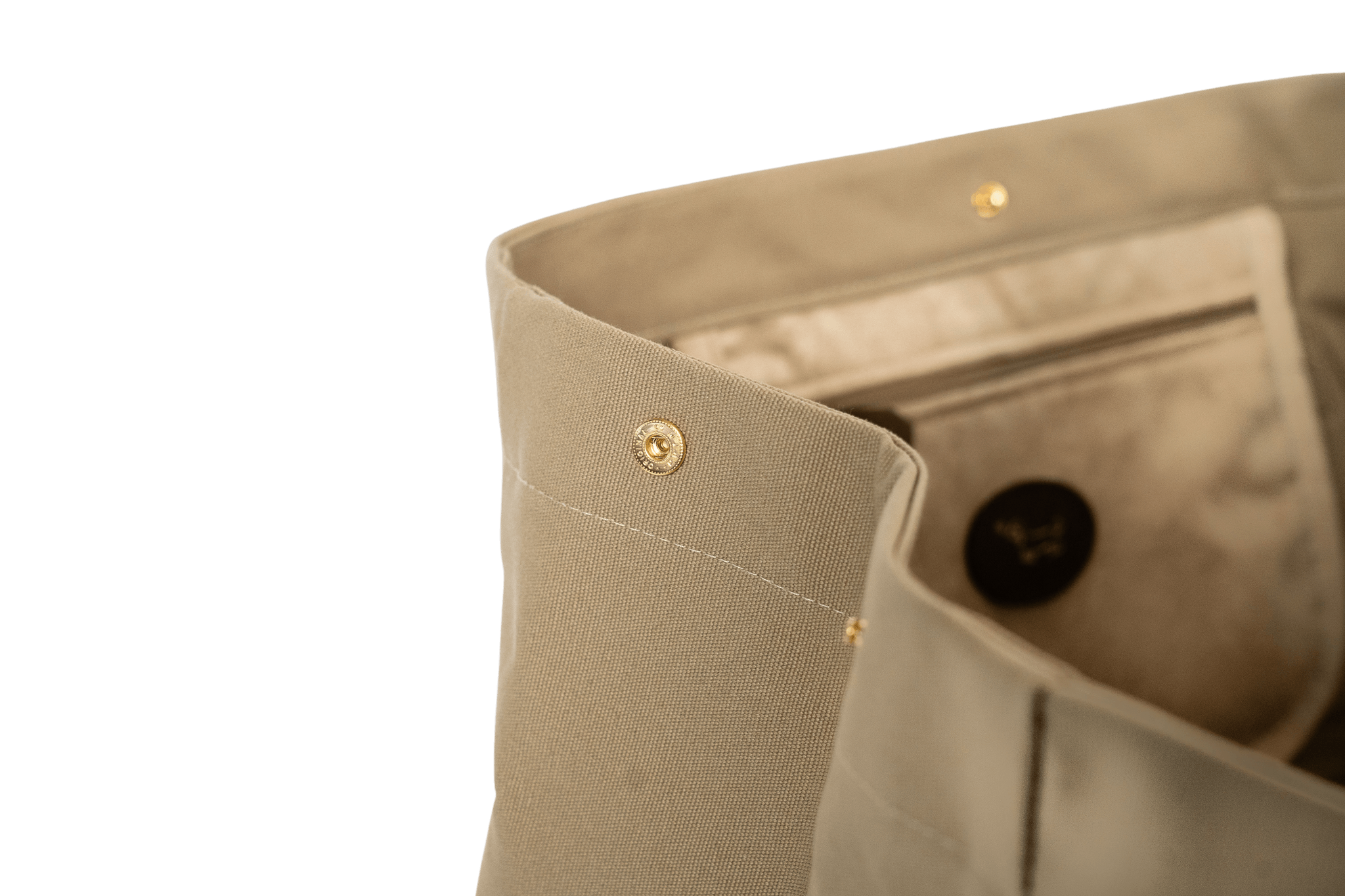 Detailaufnahme des geöffneten Greta & PAUL Canvas-Shoppers in Cappuccino-Beige, von oben fotografiert. Sichtbar sind das Innenfutter, die hochwertige Verarbeitung und die aufgeknöpfte Taschenform.