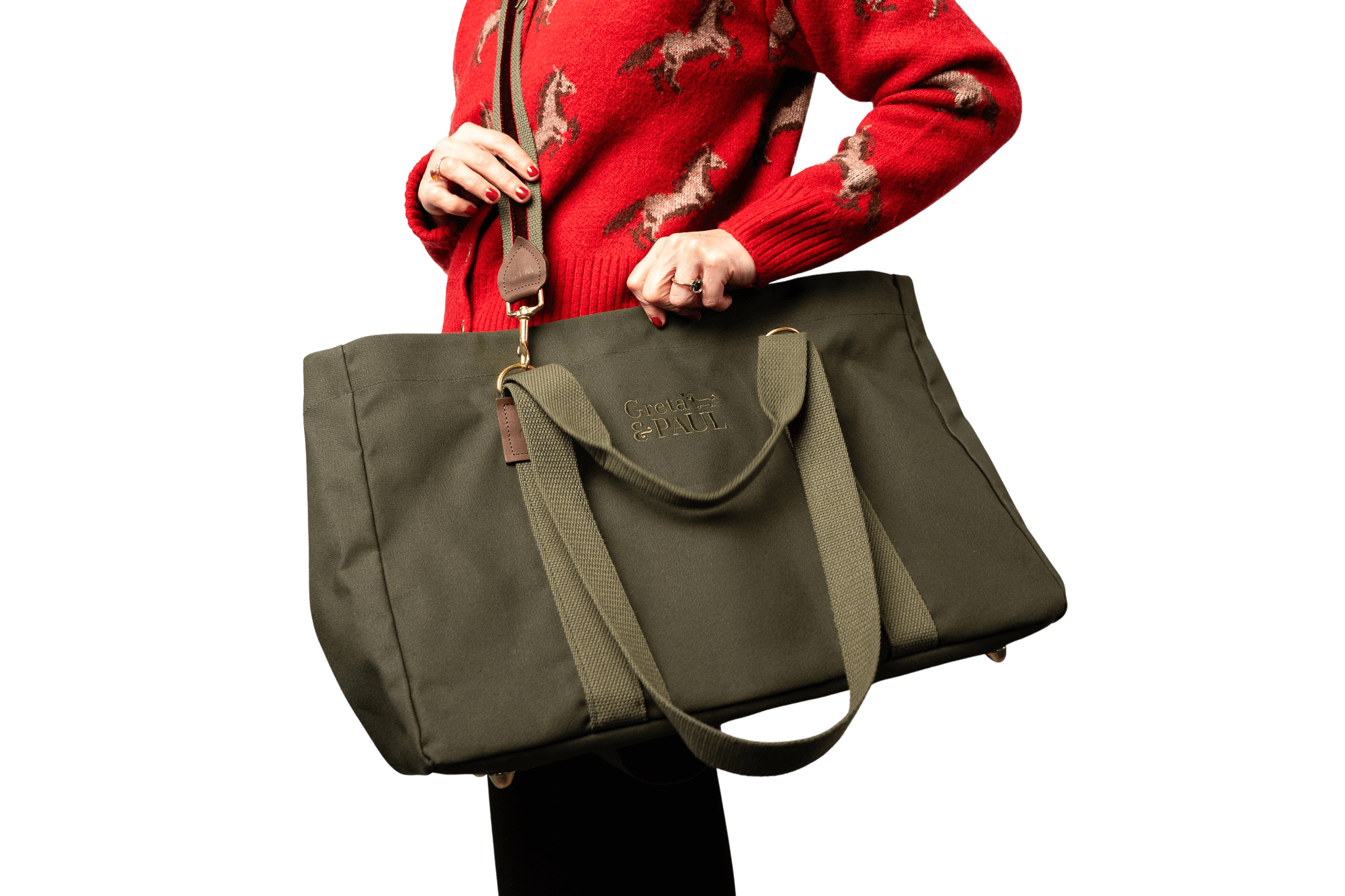 Julia im roten Pullover trägt den hochwertigen, olivgrünen Canvas-Shopper von Greta & PAUL.
