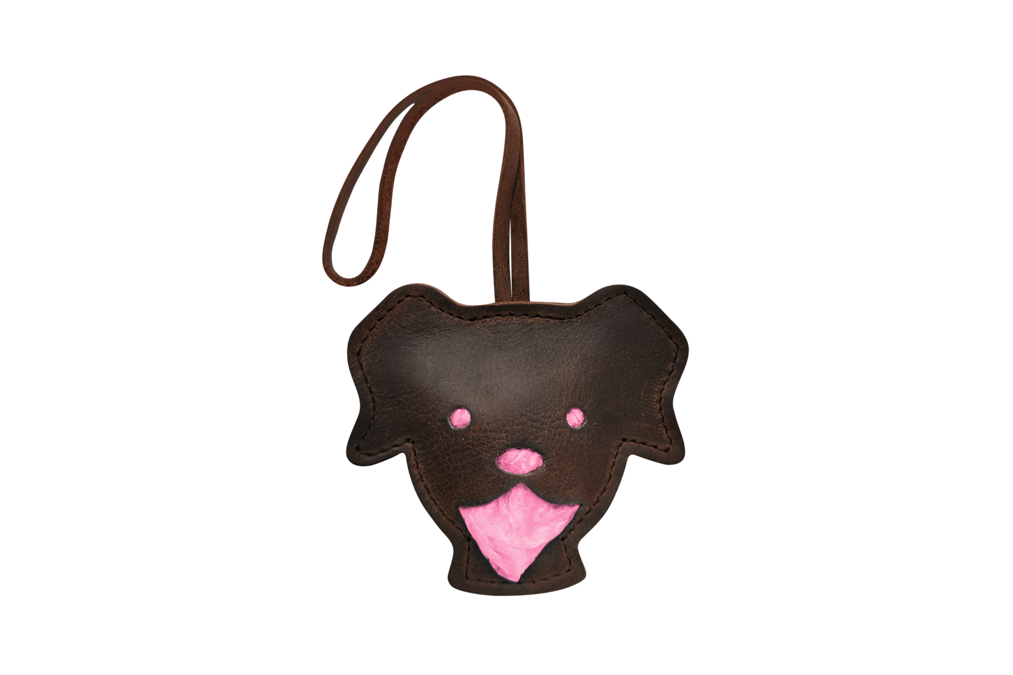 Handgefertigter Leder-Tütchenspender "Theo" in Form eines Hundekopfes, gefüllt mit rosafarbenen Kotbeuteln.
