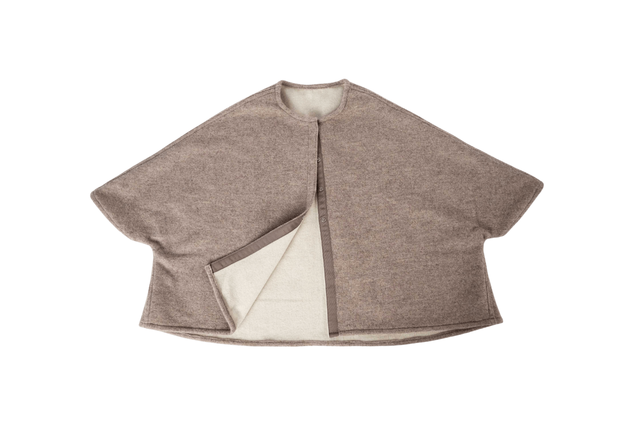 Wendecape Gretchen Couture in Beige-Wollweiß, geöffnet und auf die beige Seite gewendet, Vorderansicht in der Studioaufnahme auf transparentem Hintergrund.