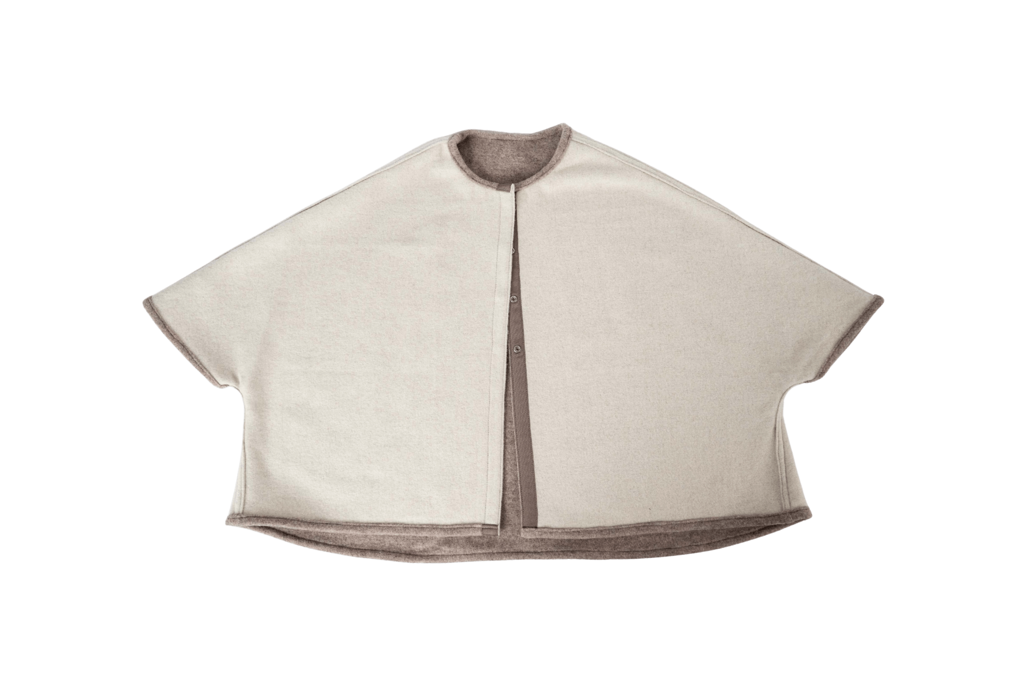 Wendecape Gretchen Couture in Beige-Wollweiß, geöffnet in der Vorderansicht, Studioaufnahme auf transparentem Hintergrund.