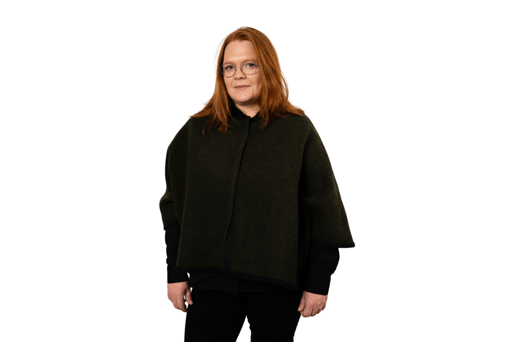 Model trägt das Wendecape Gretchen Couture in Khaki-Anthrazit, frontale Studioansicht auf transparentem Hintergrund.