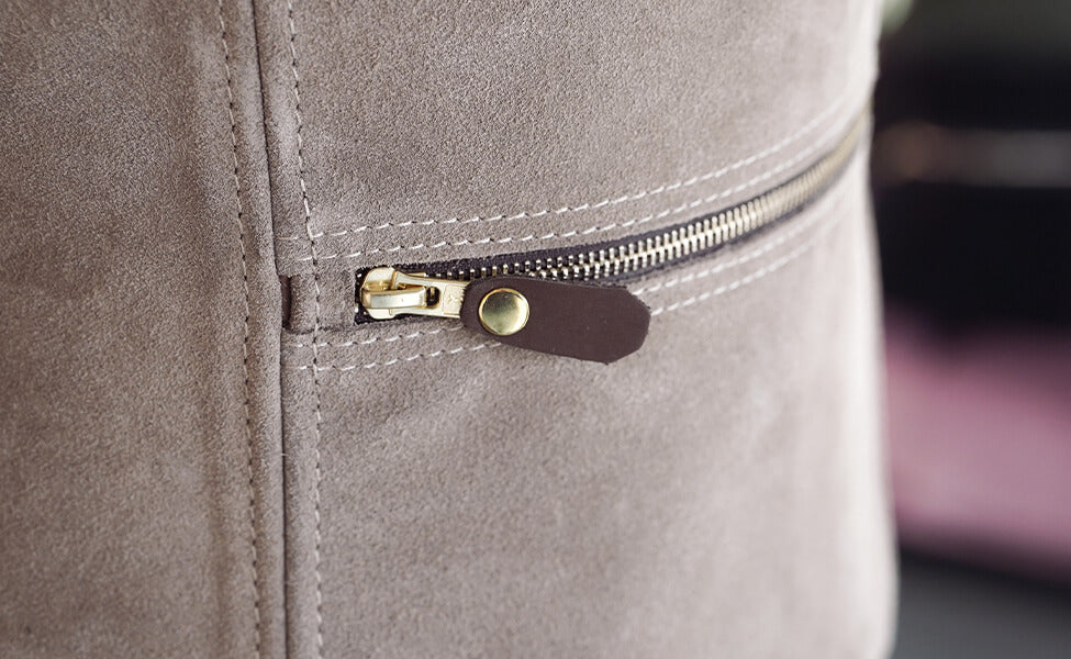 Detailaufnahme des Reißverschlusses der hinteren Tasche der GRETA & PAUL Wildleder-Hundetasche in Cappuccino.