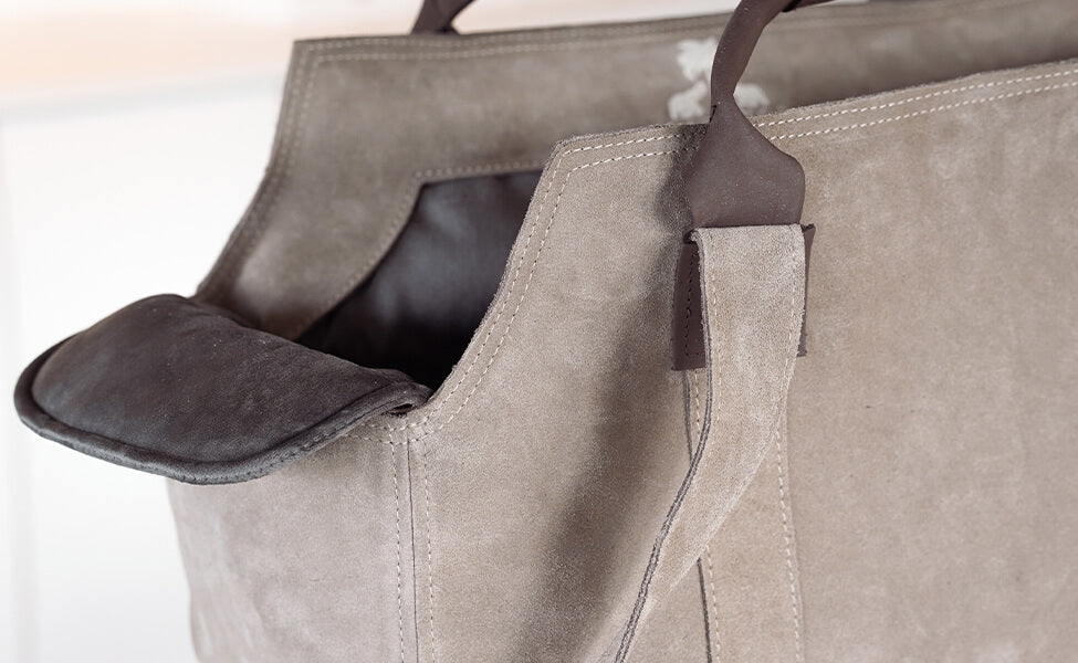 Detailaufnahme vom Kopfkissen des anthrazitfarbenem Samt-Inlays der Greta & PAUL Wildleder-Hundetasche in Cappuccino.